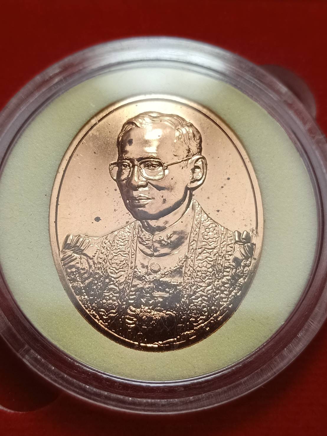 เหรียญในหลวง หลังภปร. ที่ระลึก 100 ปี โรงพยาบาลจุฬาลงกรณ์ สภากาชาดไทย 2557 พร้อมกล่อง (SKU-09067)