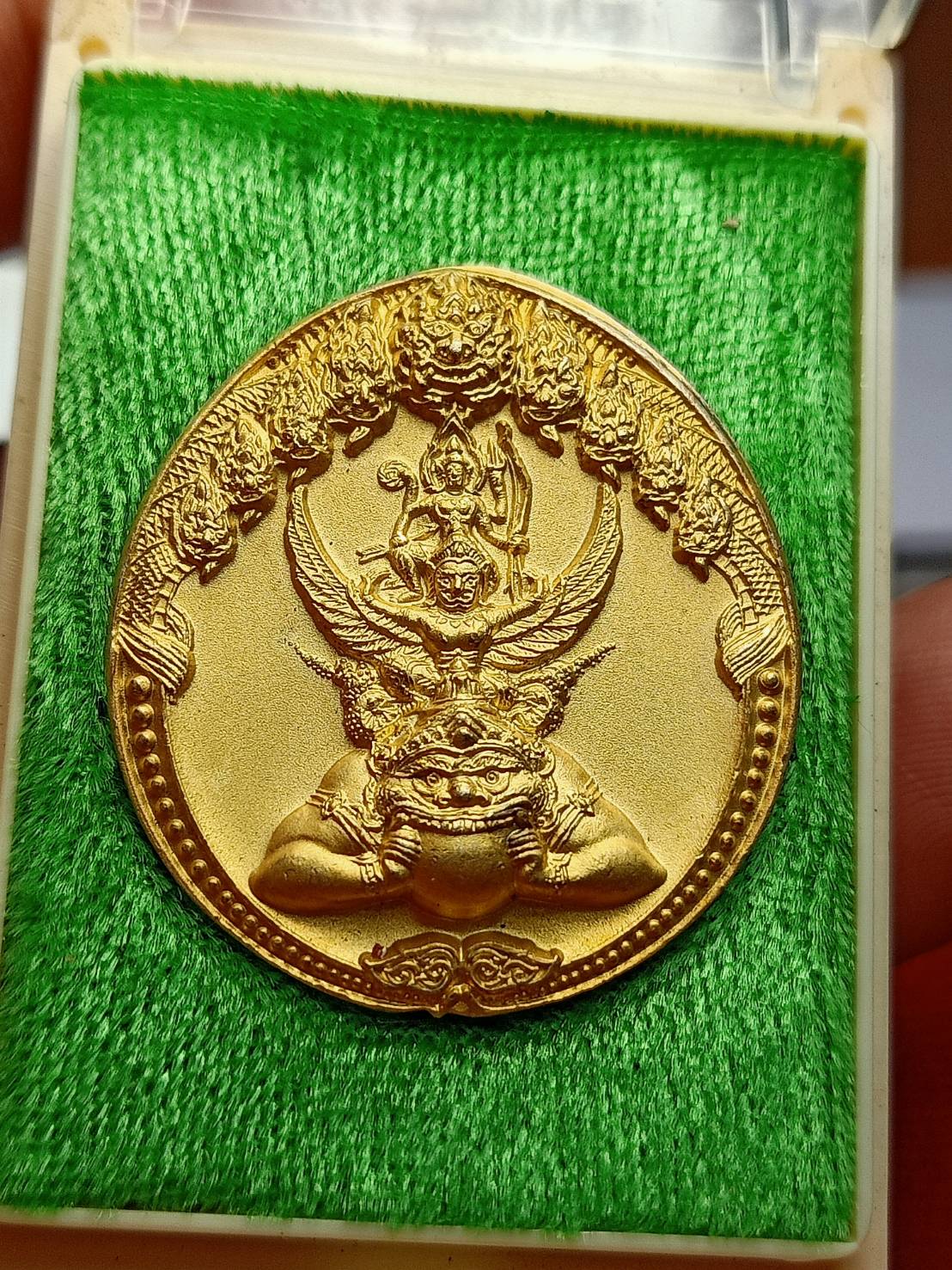 เหรียญพระนารายณ์ทรงครุฑ เจ้าคุณธงชัย พิมพ์ใหญ่ วัดไตรมิตร กทม. ปี 2548 พร้อมกล่อง (SKU-08266)