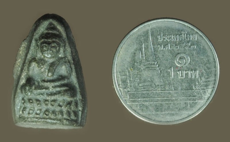 *40452 พระชัยวัฒน์ครึ่งซีก(พิมพ์วัดแหลมฟ้าผ่า) เจ้าคุณศรีฯ วัดสุทัศน์ ปี2495 เนื้อผงใบลาน 9.1