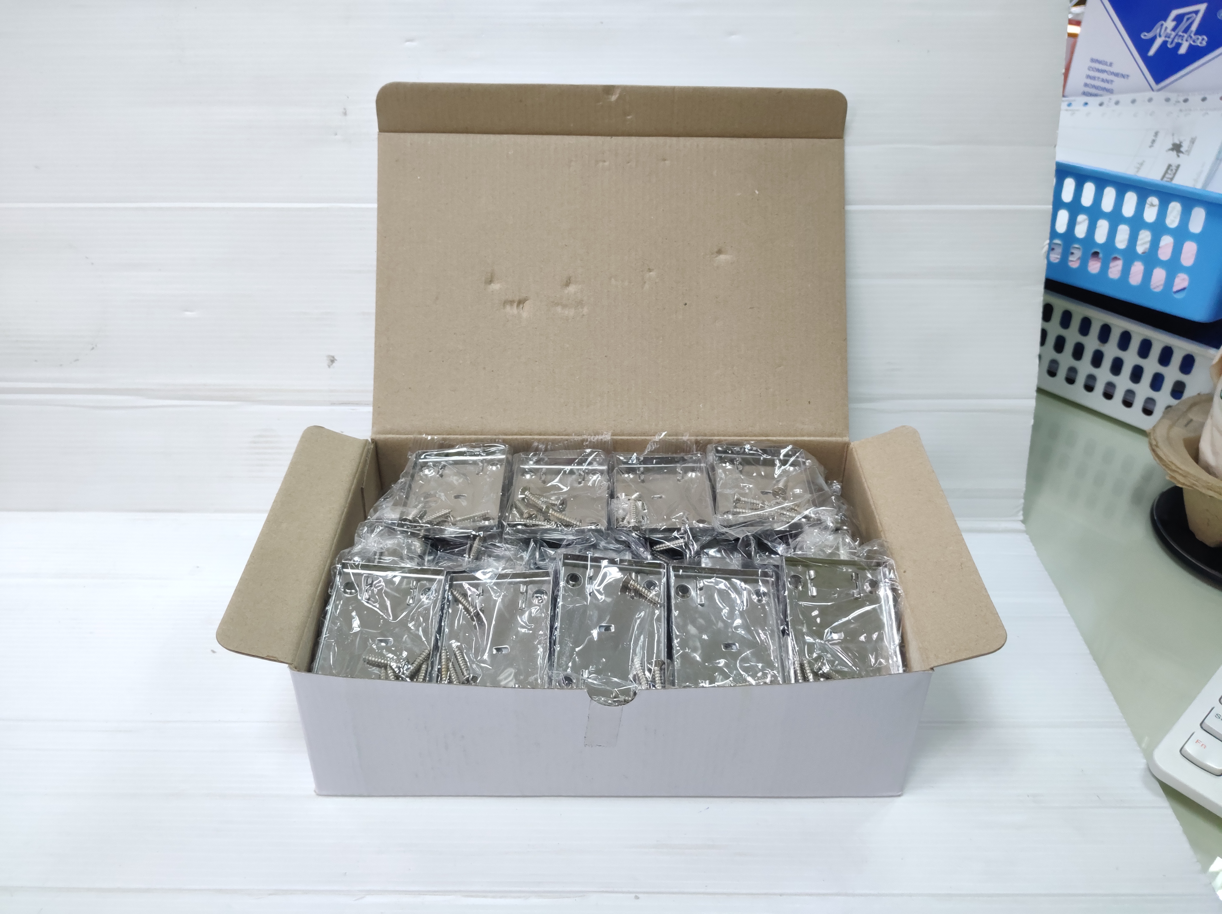 กลอนสี่เหลี่ยมสแตนเลส ห้องน้ำ (ราคารวมแวท) (กล่อง 12 อัน) กลอนประตู กลอนสแตนเลส กลอนห้องน้ำ(แม่เหล็กดูดติด SUS430PS)