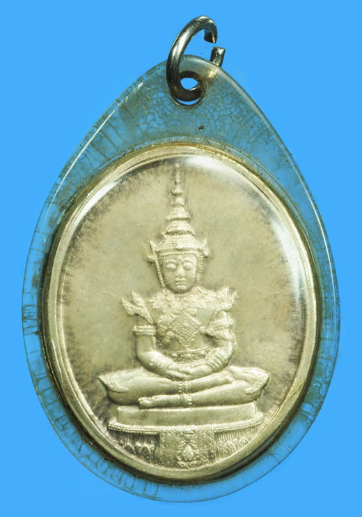 ขายแล้ว*37000 เหรียญพระแก้วมรกต วัดพระศรีรัตนศาสดาราม กรุงเทพ ปี 2525 เลี่ยมพลาสติกเก่า เนื้่อเงิน 10