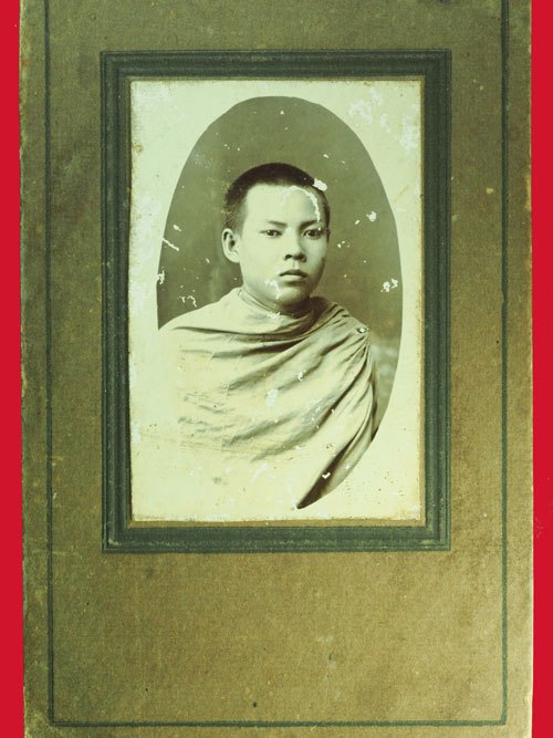 *40397 รูปถ่ายไม่ทราบอาจารย์ เก่า ขนาดกว้าง 4.5 เซนติเมตร สูง 7 เซนติเมตร ยุค 248x - 249X ไว้สำหรับดูภาพถ่ายซีเปีย 4