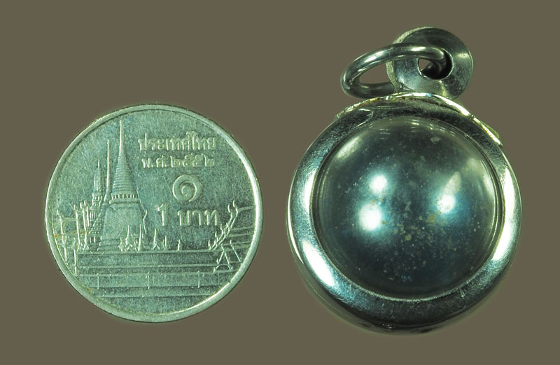 *38483 ลูกแก้วสารพัดนึก สีฟ้า พอมีอายุ เลี่ยมตลับพุกไม่ทราบที่และปีสร้าง 12