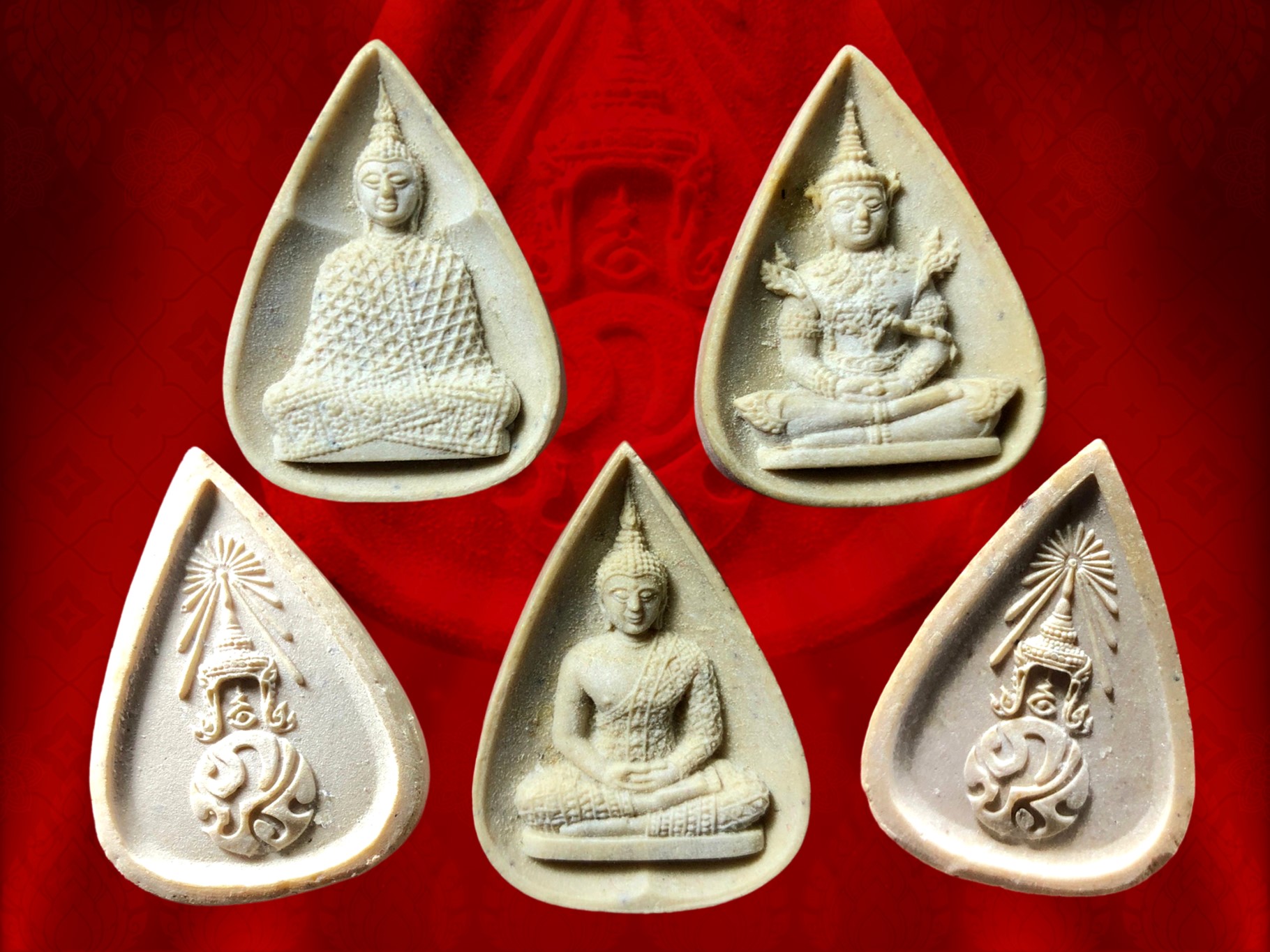 พระแก้วมรกต ด้านหลัง ปรมาภิไธยย่อ ภปร. วัดบวรนิเวศวิหาร ปี 2530 เนื้อผง 3 องค์ 3 ฤดู กล่องเดิม พิธีมหาพุทธาภิเษกอย่างยิ่งใหญ่ ณ วัดพระศรีรัตนศาสดาราม และวัดบวรนิเวศวิหาร กรุงเทพมหานคร พิธีร่วมกับพระกริ่งปวเรศ ปี 2530