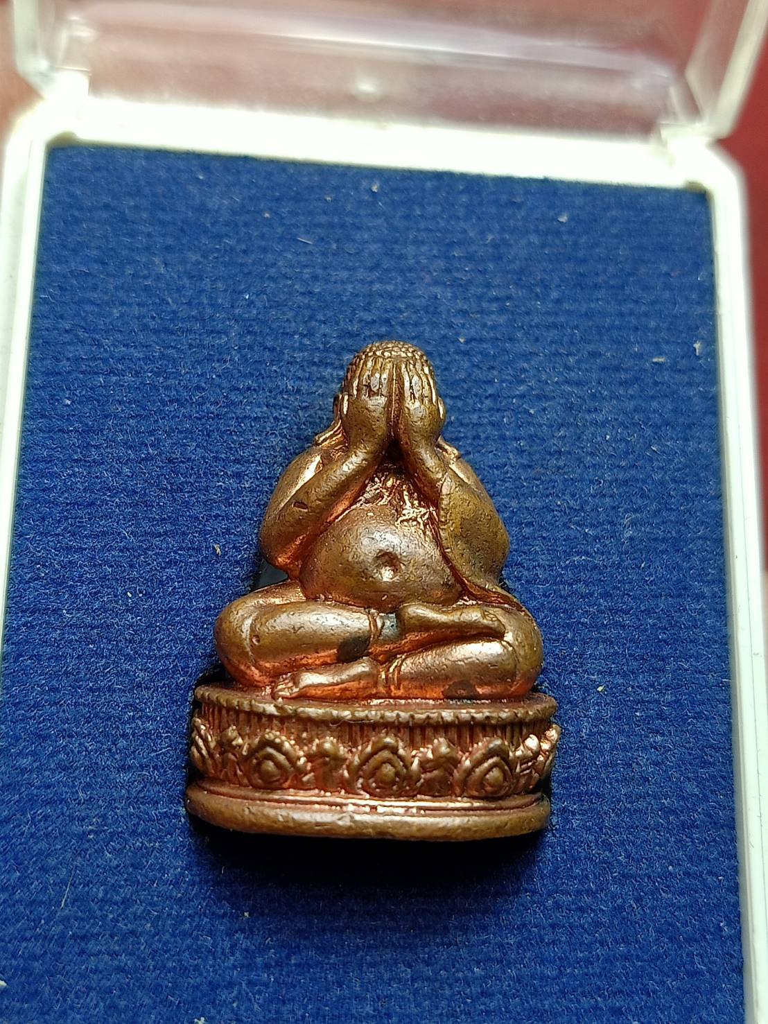 พระปิดตามหาลาภ รุ่นแรก หลวงพ่อจรัญ เนื้อทองแดง วัดอัมพวัน จ.สิงห์บุรี พร้อมกล่อง (SKU-12907)