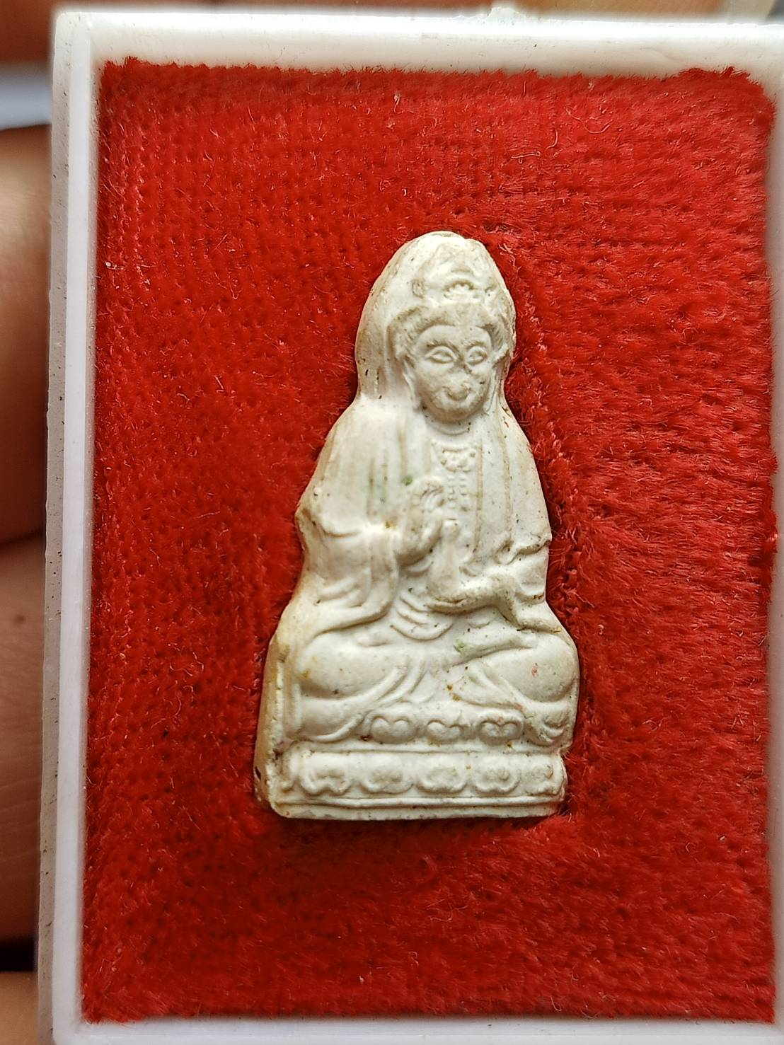 พระผงโพธิสัตว์กวนอิม รุ่นมงคล วัดบวรนิเวศราชวรวิหาร กรุงเทพฯ ปี 2535 พร้อมกล่อง (SKU-08970)