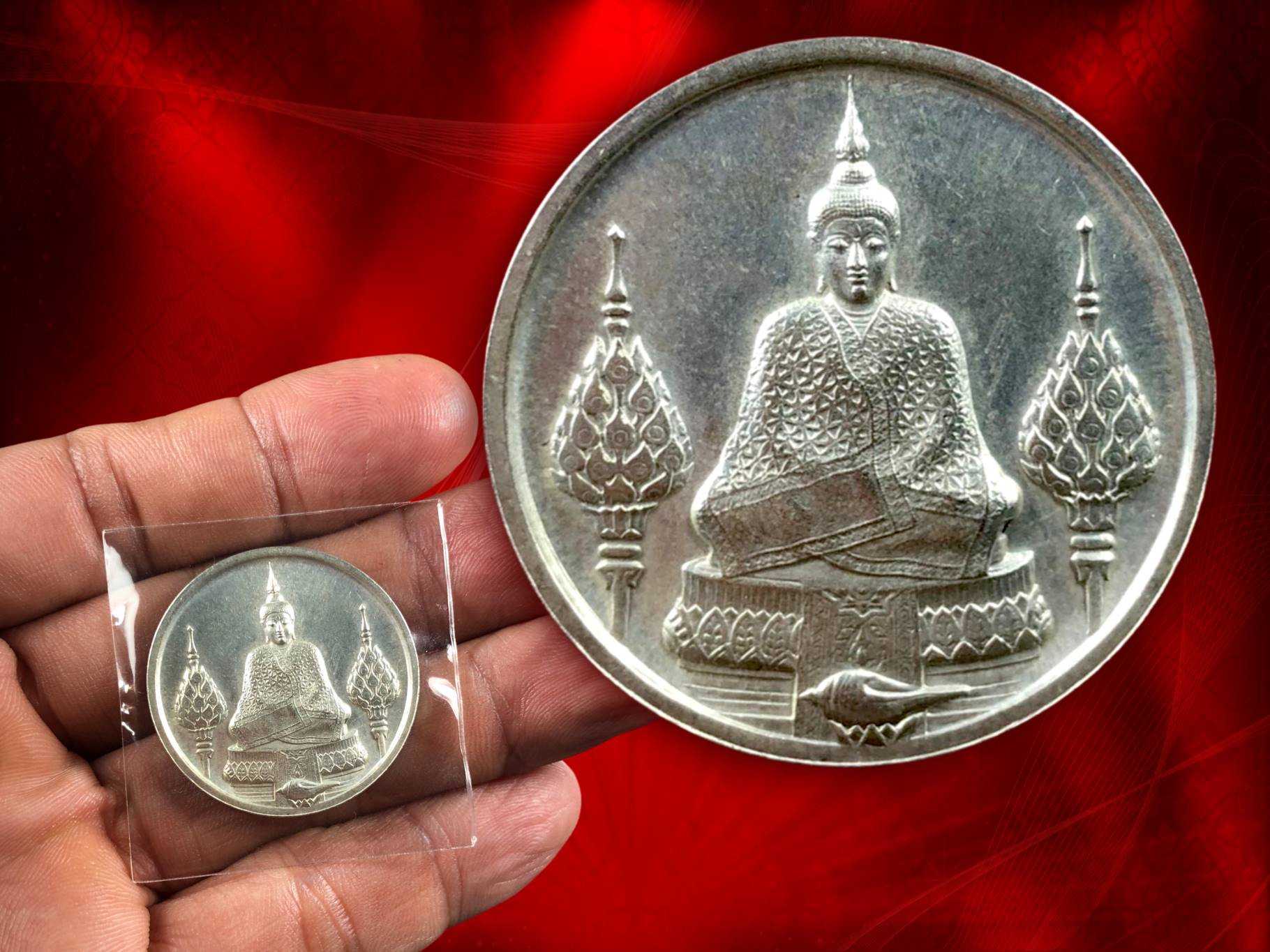 เหรียญพระแก้วมรกต ภปร. ทรงฤดูหนาว ฉลองกรุงรัตนโกสินทร์ 200 ปี พ.ศ.2525 พระราชศรัทธา (เนื้อเงิน) มีกล่องเดิมๆ ครบถ้วน เหรียญใหญ่ครับ
