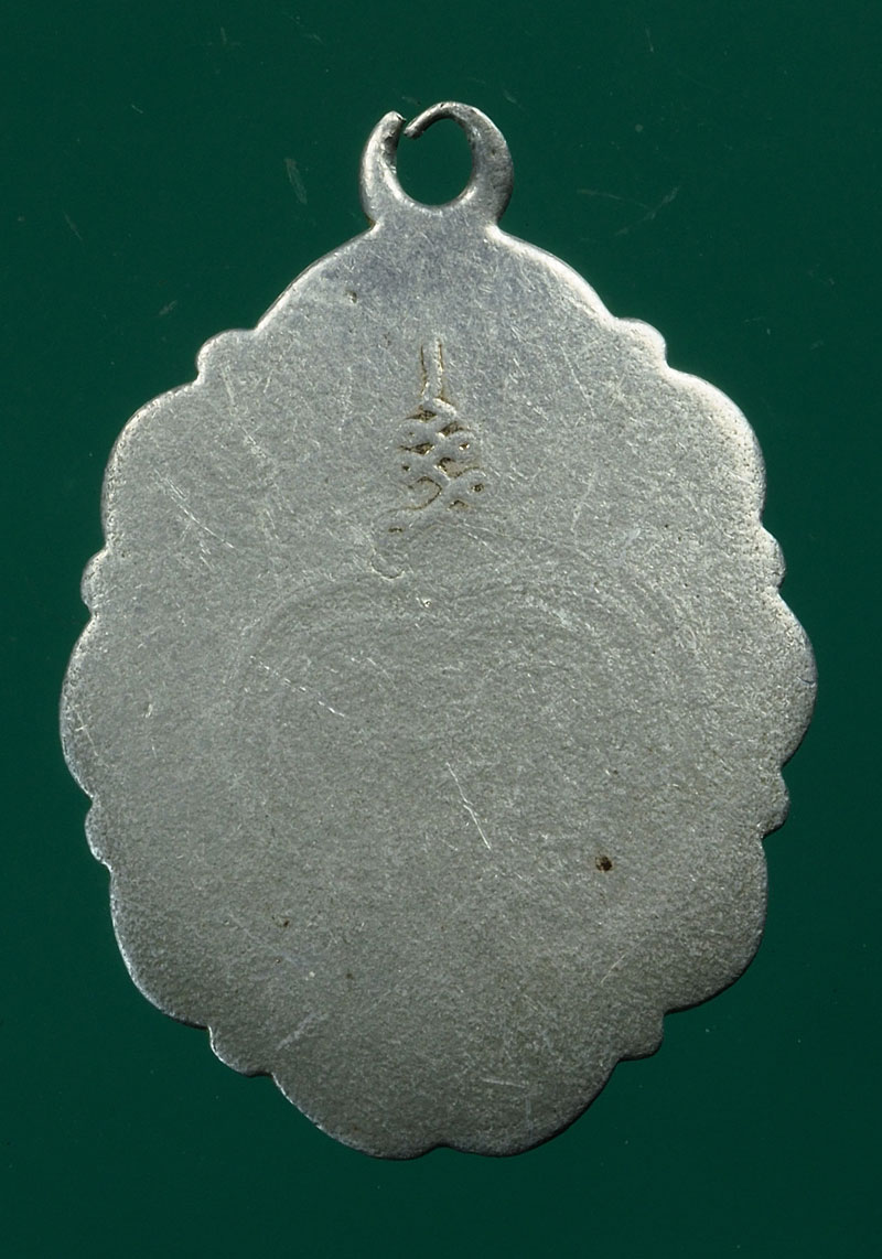 *28444 ล็อกเก็ตนางกวัก แกะ หลังยันต์พุฒซ้อน เก่าพอมีอายุ ไม่ทราบที่ 4