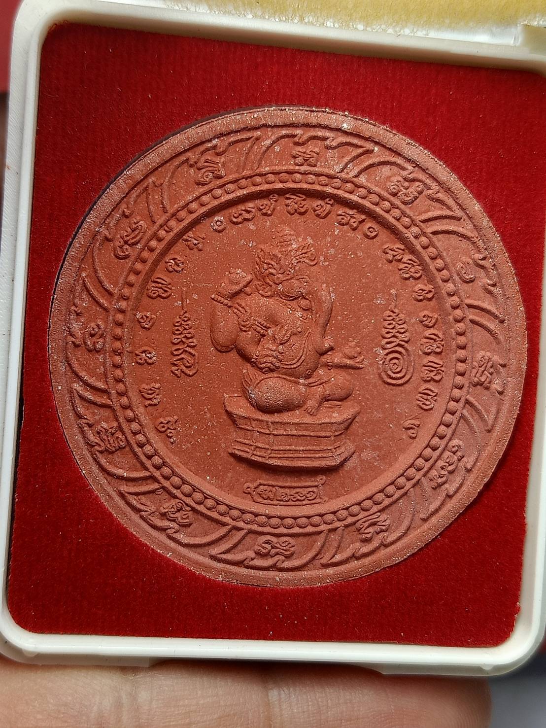 พระนารายณ์ จตุคามรามเทพ รุ่นมหาฤทธิ์ หลวงปู่หงษ์ พรหมปัญโญ วัดเพชรบุรี จ.สุรินทร์ ปี 2550 พร้อมกล่อง (SKU-12973)