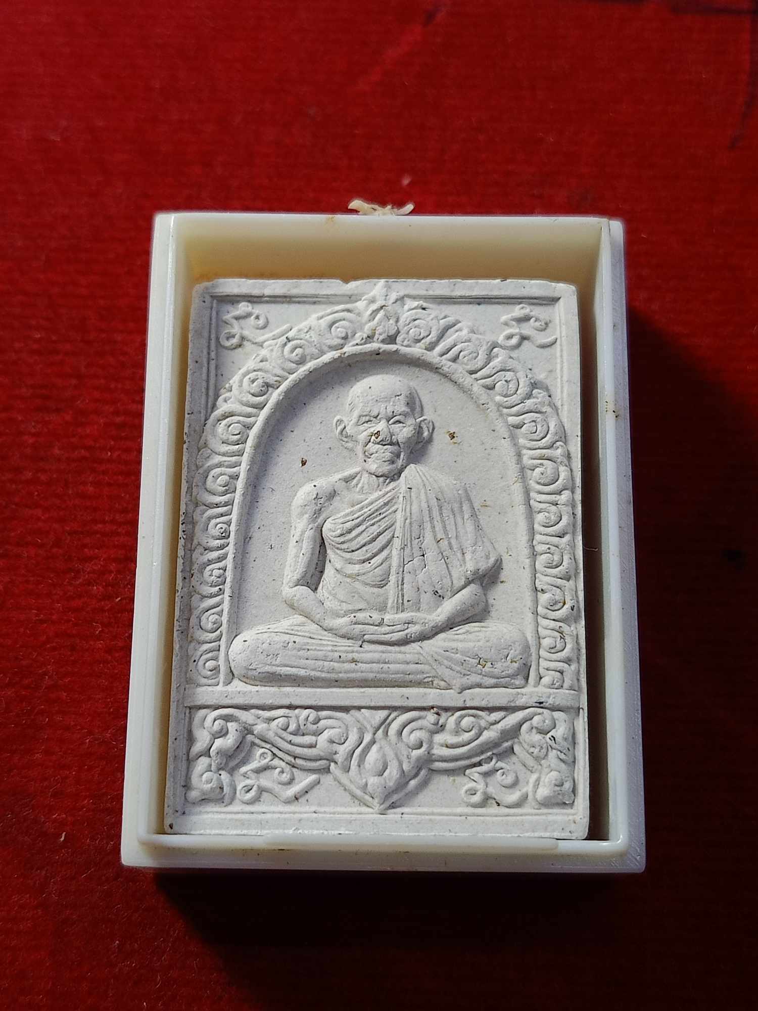 พระผงหลวงพ่อเกษม สำนักสุสานไตรลักษณ์ จ.ลำปาง รุ่นมงคลลาภ ปี 2535 พร้อมกล่อง (SKU-03233)