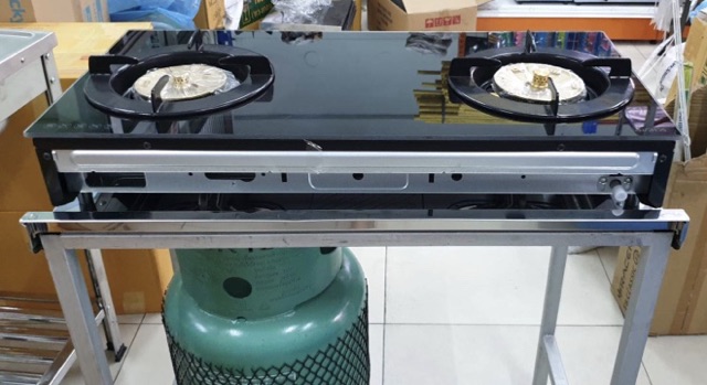 โต๊ะวางเตาแก๊สสองหัวเตา วางถังด้านล่างได้ ไม่มีรูขวด ขาเหล็ก หน้าสแตนเลส ประหยัดพื้นที่ ขนาด 76x43x72 ซม. ปีกสูง 3 ซม.
