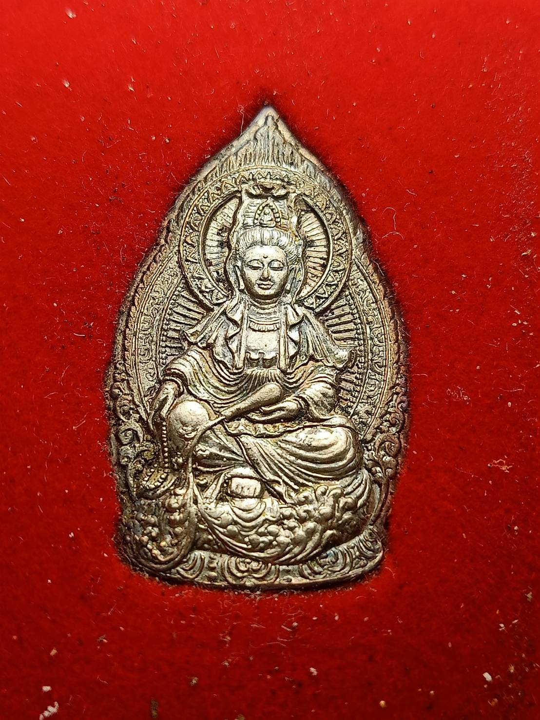 เหรียญเทเงิน เจ้าแม่กวนอิม หลังยันต์ วัดกุศลสมาคร กทม. พร้อมกล่อง (SKU-07854)