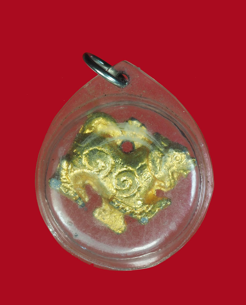 *31159 สิงห์ยกขาตะกั่วชุบทอง เลี่ยมพลาสติกเก่าอายุหลายสิบปี ไม่ทราบที่และปีสร้าง 12