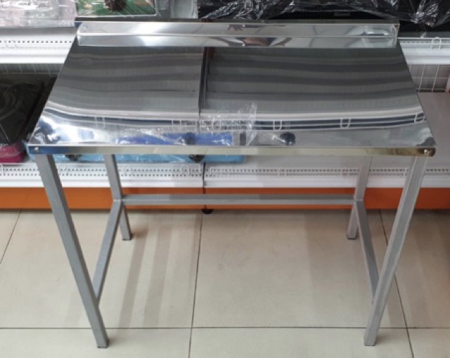 โต๊ะวางเตาแก๊สสองหัวเตา วางถังด้านล่างได้ ไม่มีรูขวด ขาเหล็ก หน้าสแตนเลส ประหยัดพื้นที่ ขนาด 76x43x72 ซม. ปีกสูง 3 ซม.