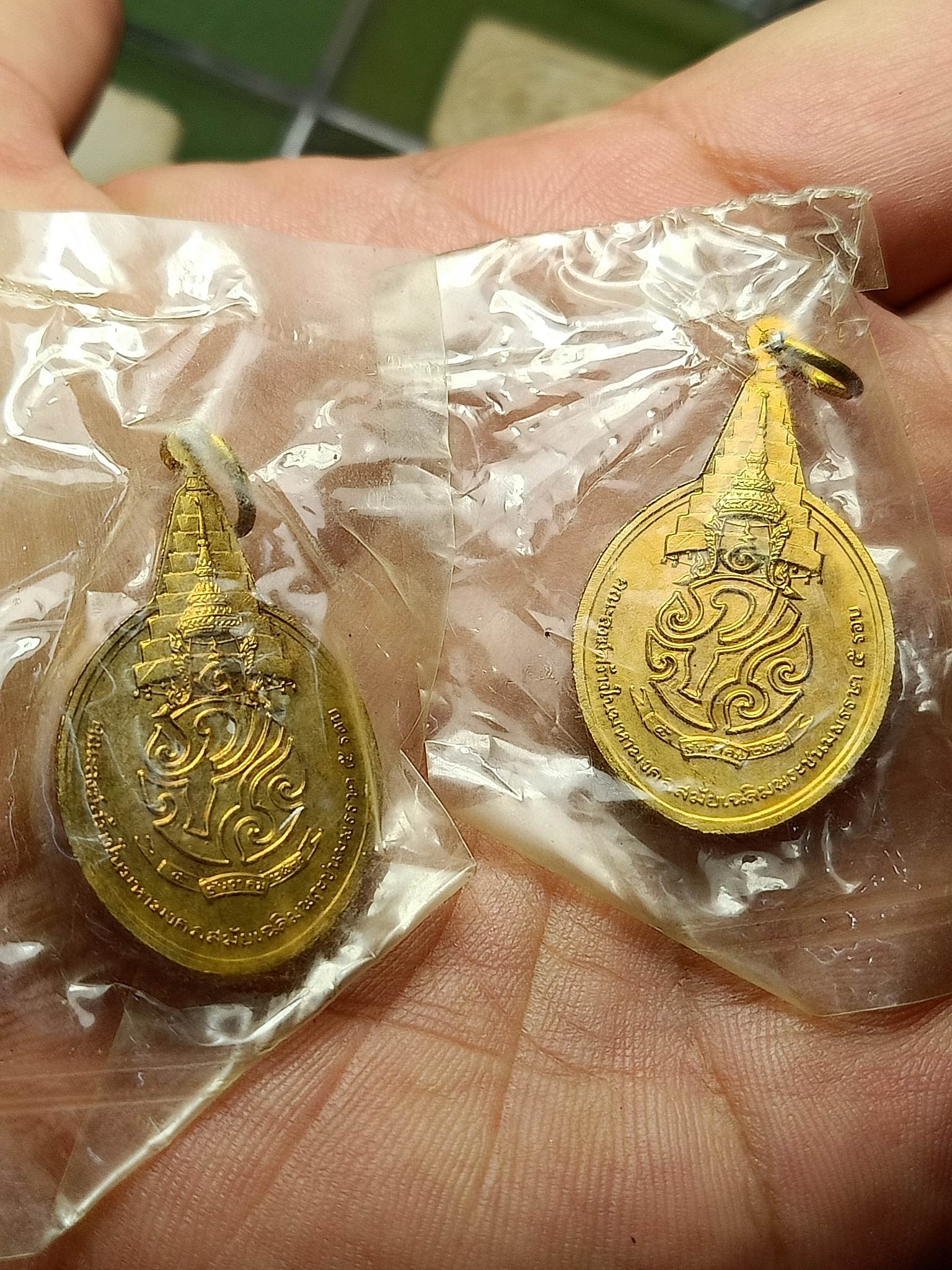 เหรียญพระชัยหลังช้าง ซองเดิม หลัง ภปร เนื้อกะไหล่ทอง ปี 2530 จำนวน 2 องค์ **ไม่รวมโปร** (SKU-02168)