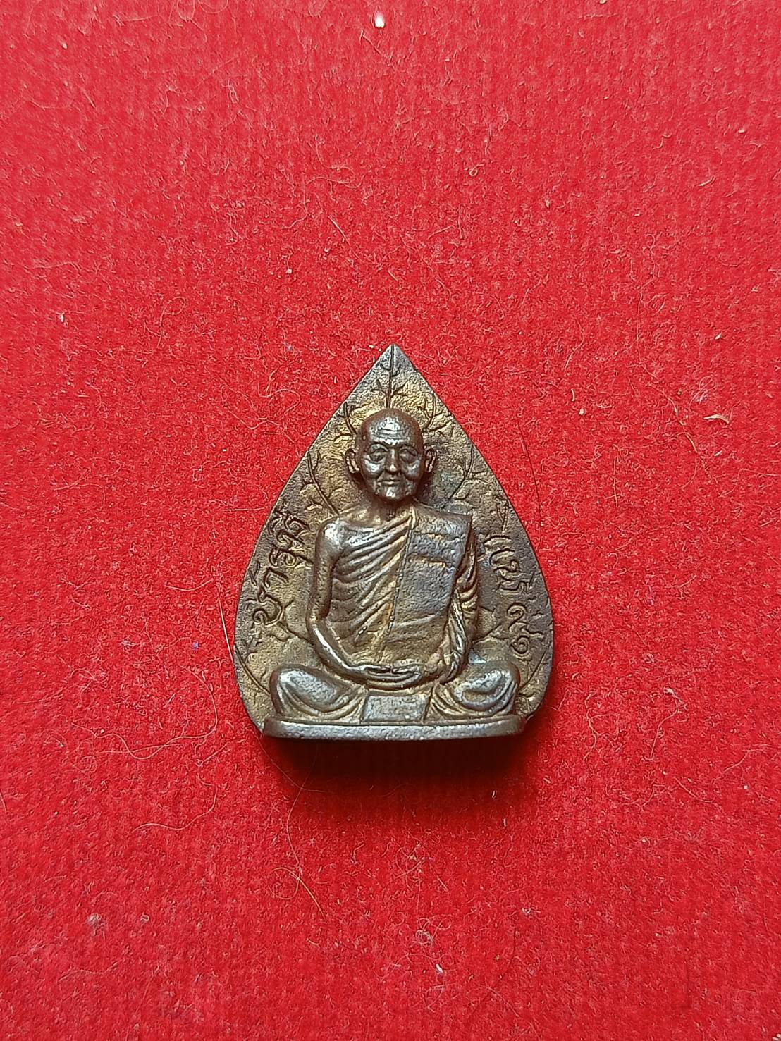 รูปเหมือนใบโพธิ์เนื้อนวะโลหะ หลวงพ่อแพ วัดพิกุลทอง จ.สิงห์บุรี (SKU-06398)