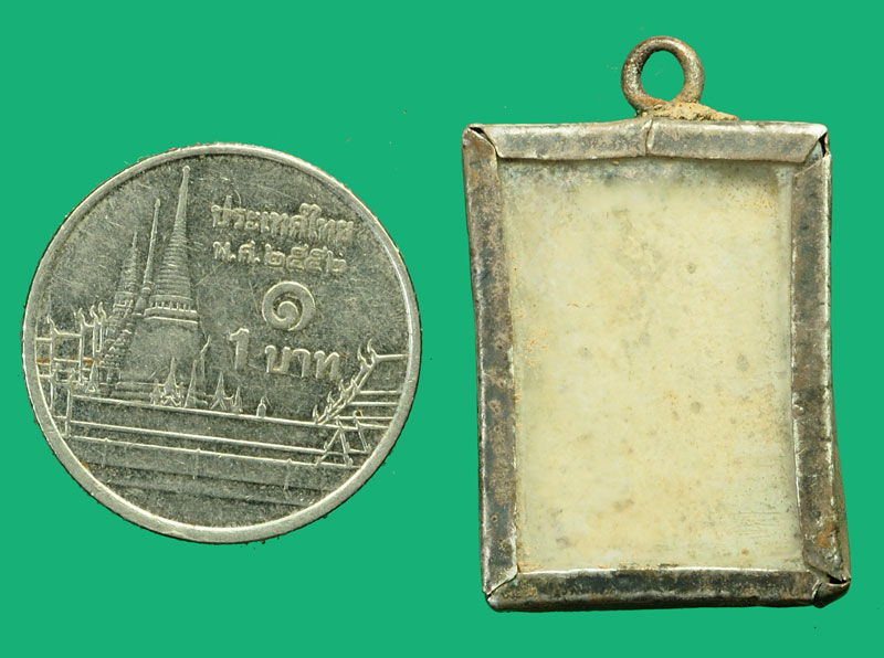 ขายแล้ว*36164 รูปถ่ายอัดกระจก เลี่ยมจับของเงินเก่า ยุค 24XX สภาพผ่านการใช้มามองไม่เห็นว่าเป็นพระคณาจารย์องค์ใด เก่าๆ 12