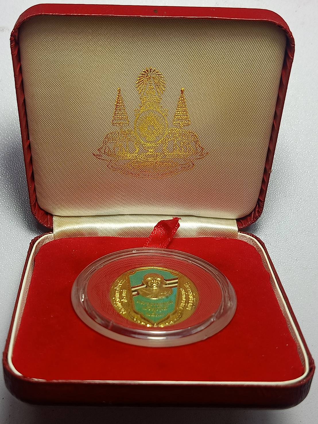 เหรียญหลวงพ่อคูณ วัดบ้านไร่ จ.นครราชสีมา วิทยาลัยป้องกันราชอาณาจักร พ.ศ.2539 พร้อมกล่อง (SKU-10746)