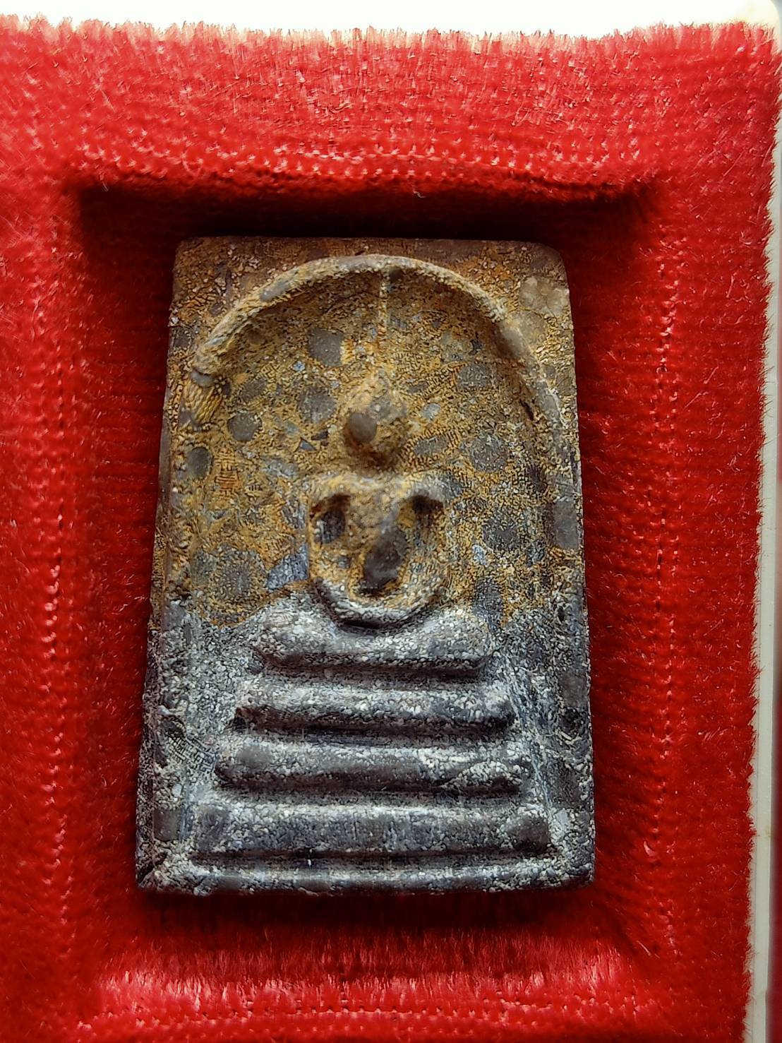 พระสมเด็จข้าวสารหิน รุ่นหนึ่งศตวรรษ พิมพ์เล็ก หลวงปู่บุดดา ถาวโร วัดกลางเจริญสุข จ.สิงห์บุรี พร้อมกล่อง (SKU-12823)