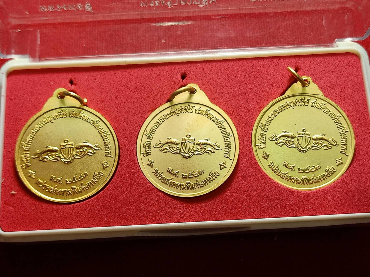 ชุดเหรียญพิธีพุทธาภิเษกวิหารวัดสัตหีบ ที่ระลึกสร้างอนุสาวรีย์ พระเจ้าตาก หน่วยสงครามพิเศษทางเรือ ปี2543 พิมพ์ใหญ่ กะไหล่ทอง กล่องเดิม (SKU-06852)