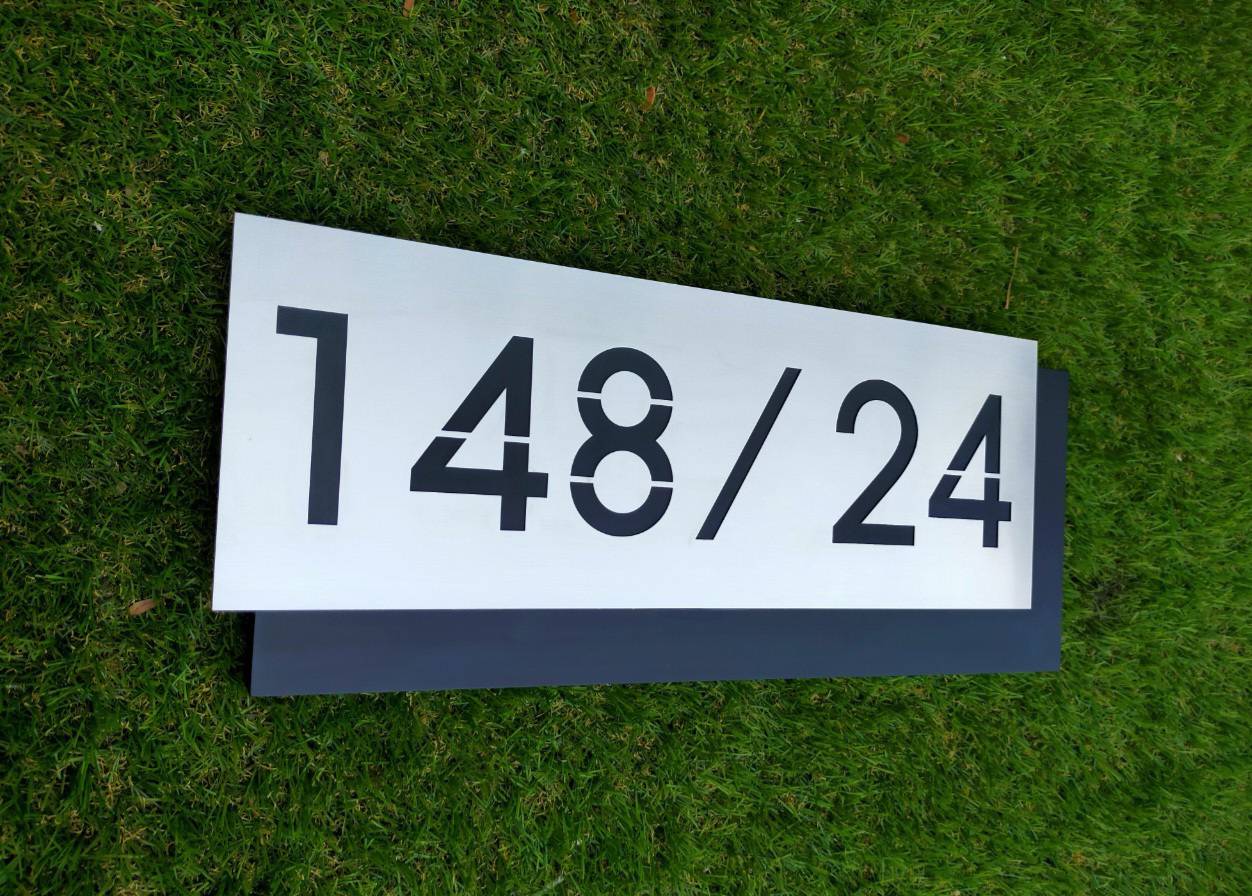 งานป้ายบ้านเลขที่ ฉะลุตัวเลข พื้นสแตนเลสแฮร์ไลน์สีเงินยกขอบ 2cm