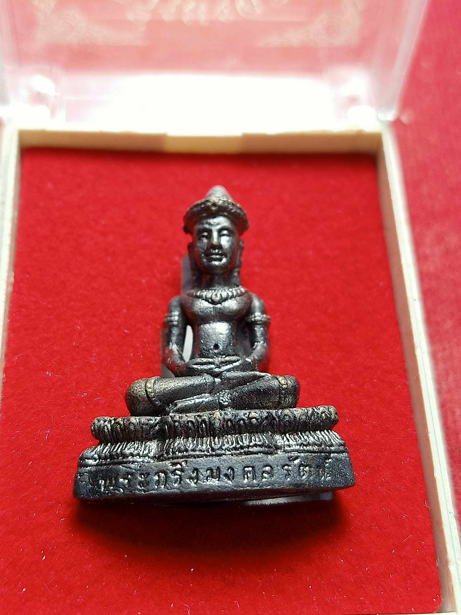 พระกริ่งมงคลรัตน์ รุ่น 1 วัดมงคลรัตน์ จ.สุรินทร์ ปี 2555 พร้อมกล่อง (SKU-03745)