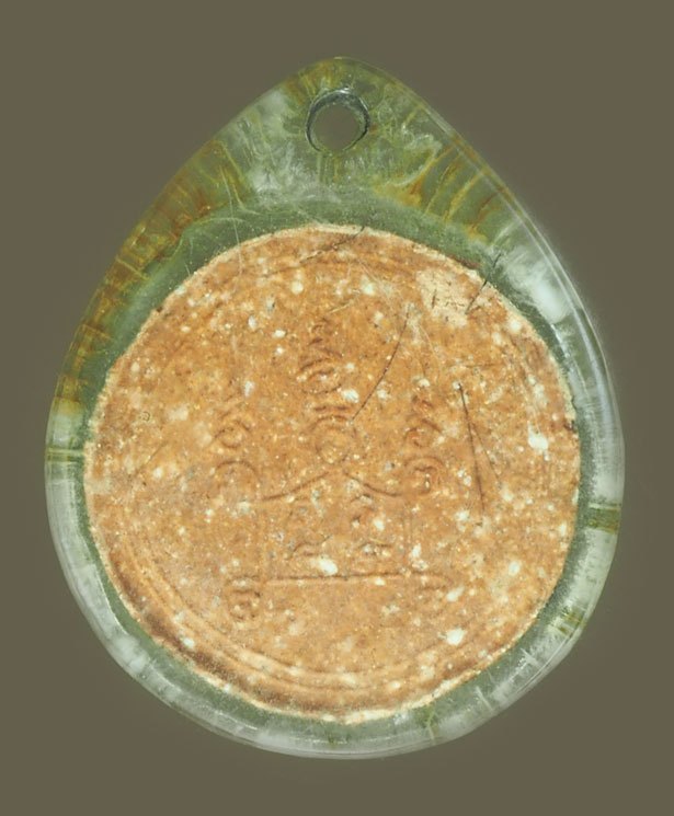 *38143 พระผงจันทร์ลอย หลวงพ่อท้วม วัดบางขวาง นนทบุรี เลี่ยมพลาสติกเก่าหลายสิบปี 41