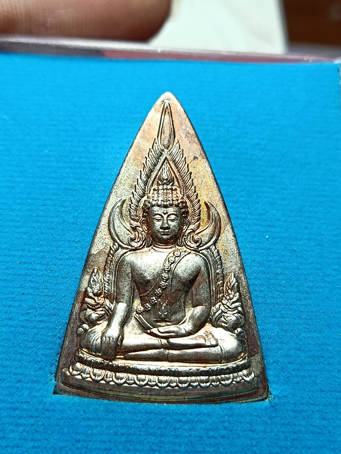 เหรียญพระพุทธชินราช (เหรียญแม่) เนื้อกะไหล่เงิน พร้อมกล่อง ที่ระลึกสร้างตึกผู้ป่วยโรคมะเร็ง จ.ลพบุรี พร้อมกล่อง (SKU-10419)