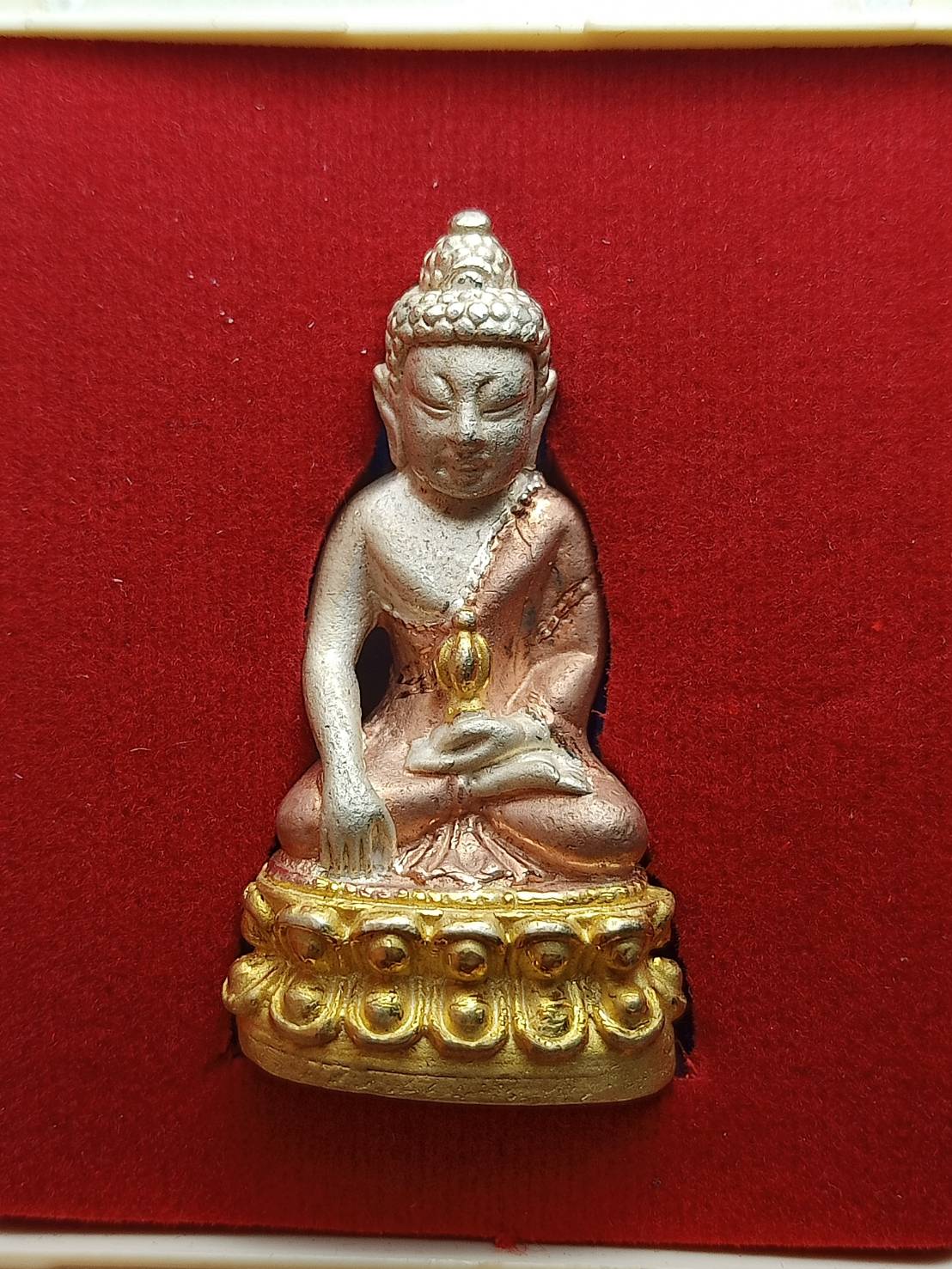 พระกริ่งใหญ่หล่อโบราณดินไทย เนื้อสามกษัตริย์ รุ่นมหามงคลเจริญสุข วัดบวรนิเวศวิหาร กทม. พร้อมกล่อง (SKU-08238)