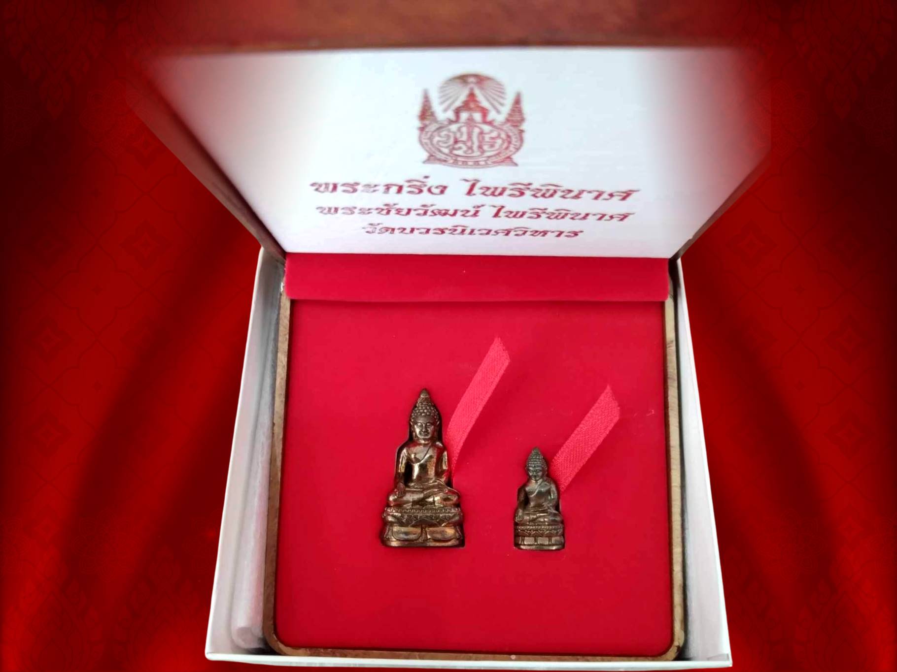 พระกริ่ง พระชัยวัฒน์ ไพรีพินาศ มปร. รุ่น 200 ปี พระบาทสมเด็จจอมเกล้าเจ้าอยู่หัว รัชกาลที่ 4 วัดบวรนิเวศวิหาร พ.ศ. 2547 เนื้อนวะ พร้อมกล่องเดิมๆ งาม ๆ ครับ หายากแล้วครับ เวลานี้