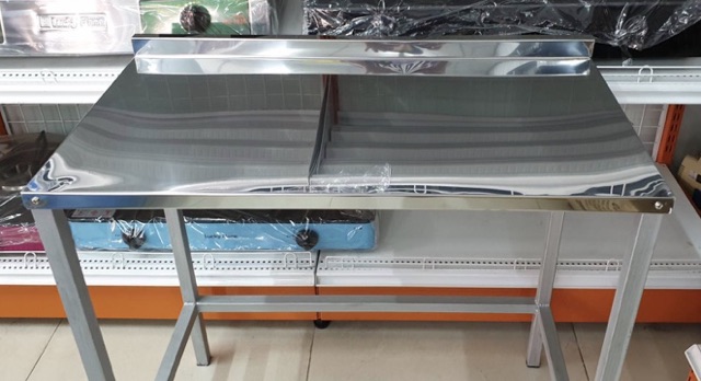 โต๊ะวางเตาแก๊สสองหัวเตา วางถังด้านล่างได้ ไม่มีรูขวด ขาเหล็ก หน้าสแตนเลส ประหยัดพื้นที่ ขนาด 76x43x72 ซม. ปีกสูง 3 ซม.