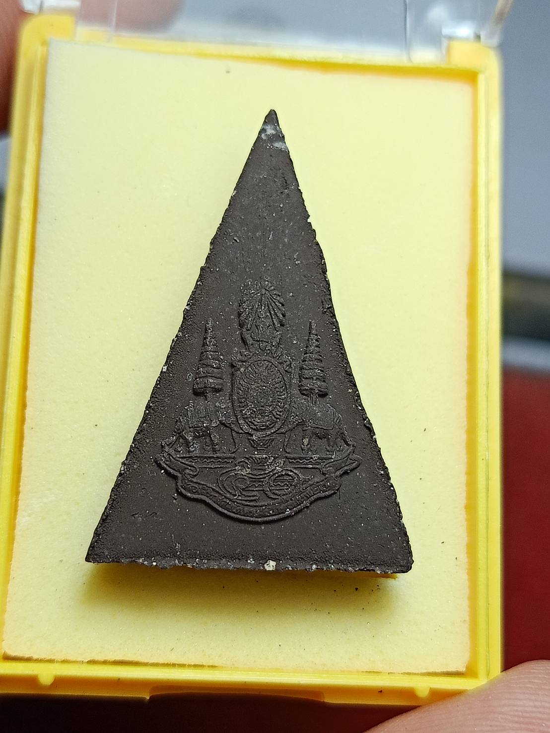 พระกำลังแผ่นดิน ฉลองสิริราชสมบัติ ครบ 50 ปี มวลสารจิตรลดา ฉลองปีกาญจนาภิเษก พ ศ. 2539 พร้อมกล่อง (SKU-11660)