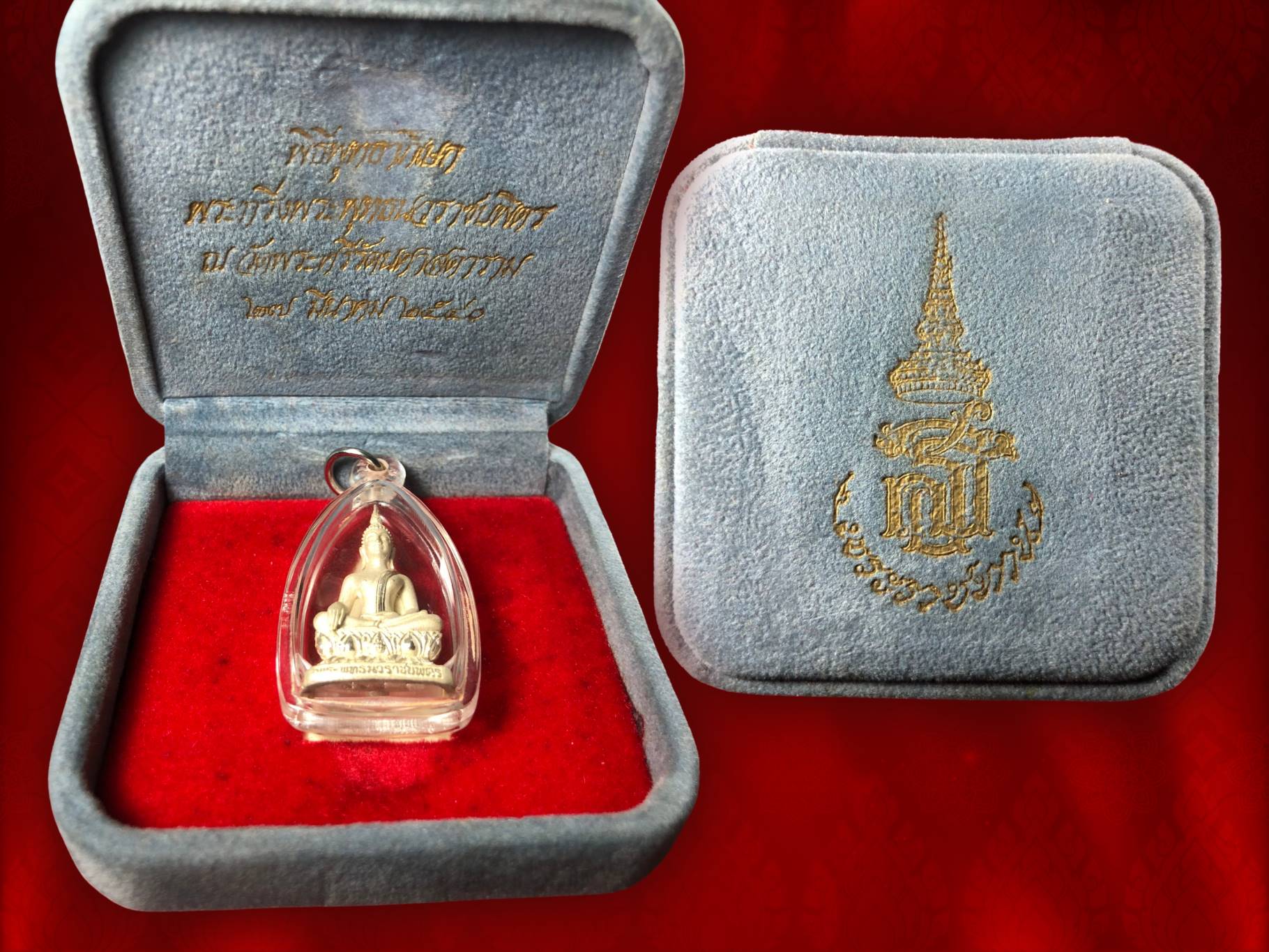 พระกริ่งพระพุทธนวราชบพิตร เนื้อเงินขัดเงา พร้อมกล่อง จัดสร้างขึ้นในวโรกาสที่ในหลวงทรงครองสิริราชสมบัติครบ 50 ปี ปี 2539 ใต้ฐานมีโค้ดและหมายเลขกำกับ ขนาด ฐานกว้าง 1.8 ซม. ความสูง 3.4 ซม. พิธีมหาพุทธาภิเษก ณ วัดพระศรีรัตนศาสดาราม ( วัดพระแก้ว ) เมื่อวันที่
