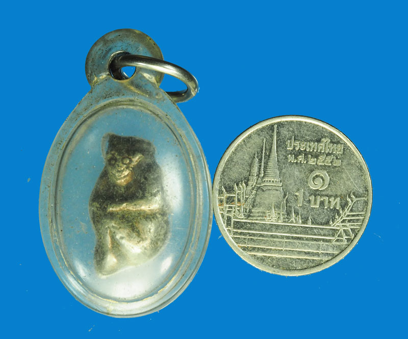 *31676 เครื่องรางรูปลิง ทำด้วยเงิน เลี่ยมพลาสติกเก่า ไม่ทราบที่ 12