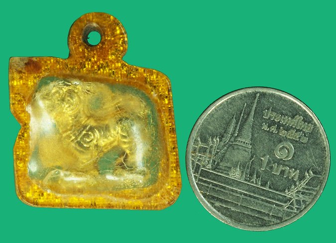 *37527 สิงห์ยกขา เนื้อชินตะกั่ว ชุบทอง หลวงพ่อกวย วัดโฆษิตราราม ชัยนาท เลี่ยมพลาสติกเก่าโบราณเก่าถึงยุค 12