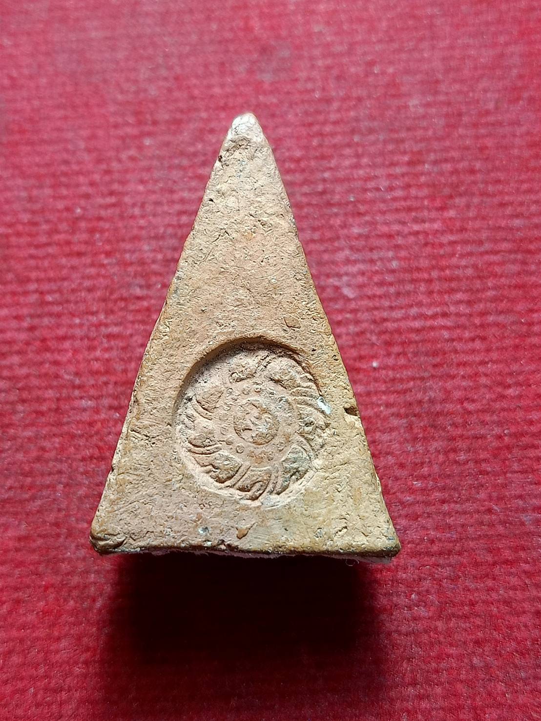 พระนางพญาหลังกงจักร เนื้อดิน “หลวงพ่อดาบส สุมโน” อาศมเวฬุวัน จ.เชียงราย (SKU-12418)