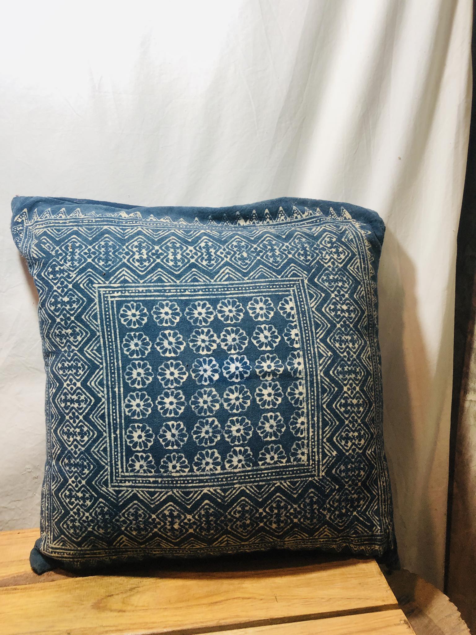 ปลอกหมอนผ้าเขียนเทียน 2 ชิ้น ข้างหลังเป็นซิบ มี 2 ขนาด คละลาย ฟาร์มเห็ดบ้านหัวน้ำ