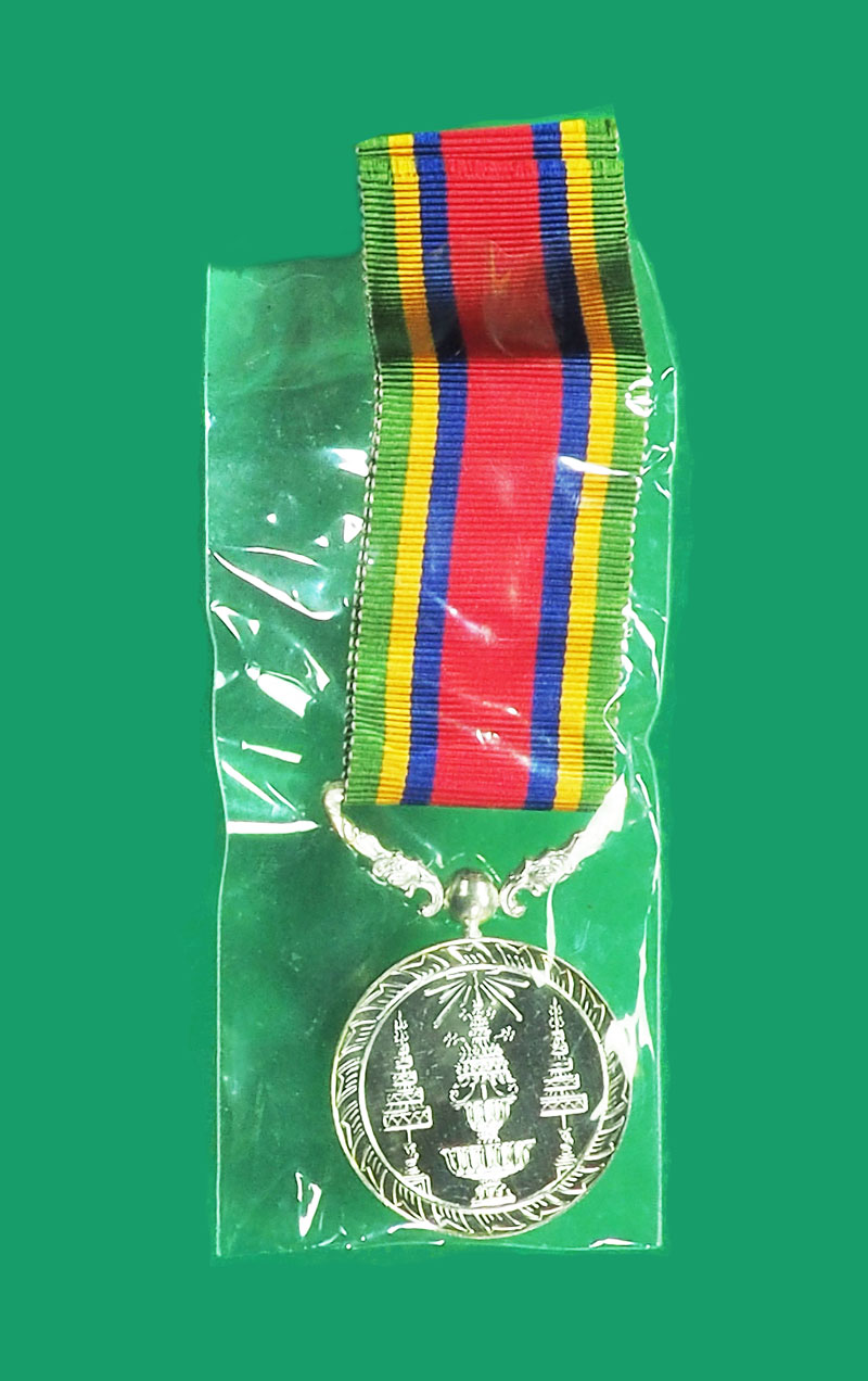 ขายแล้ว*32804 เหรียญฉัตรหลังช้างเผือกกระหลั่ยเงิน พร้อมแพรแถบและกล่องเดิม ซื้อใหม่ๆ ราคาเป็นพัน 10