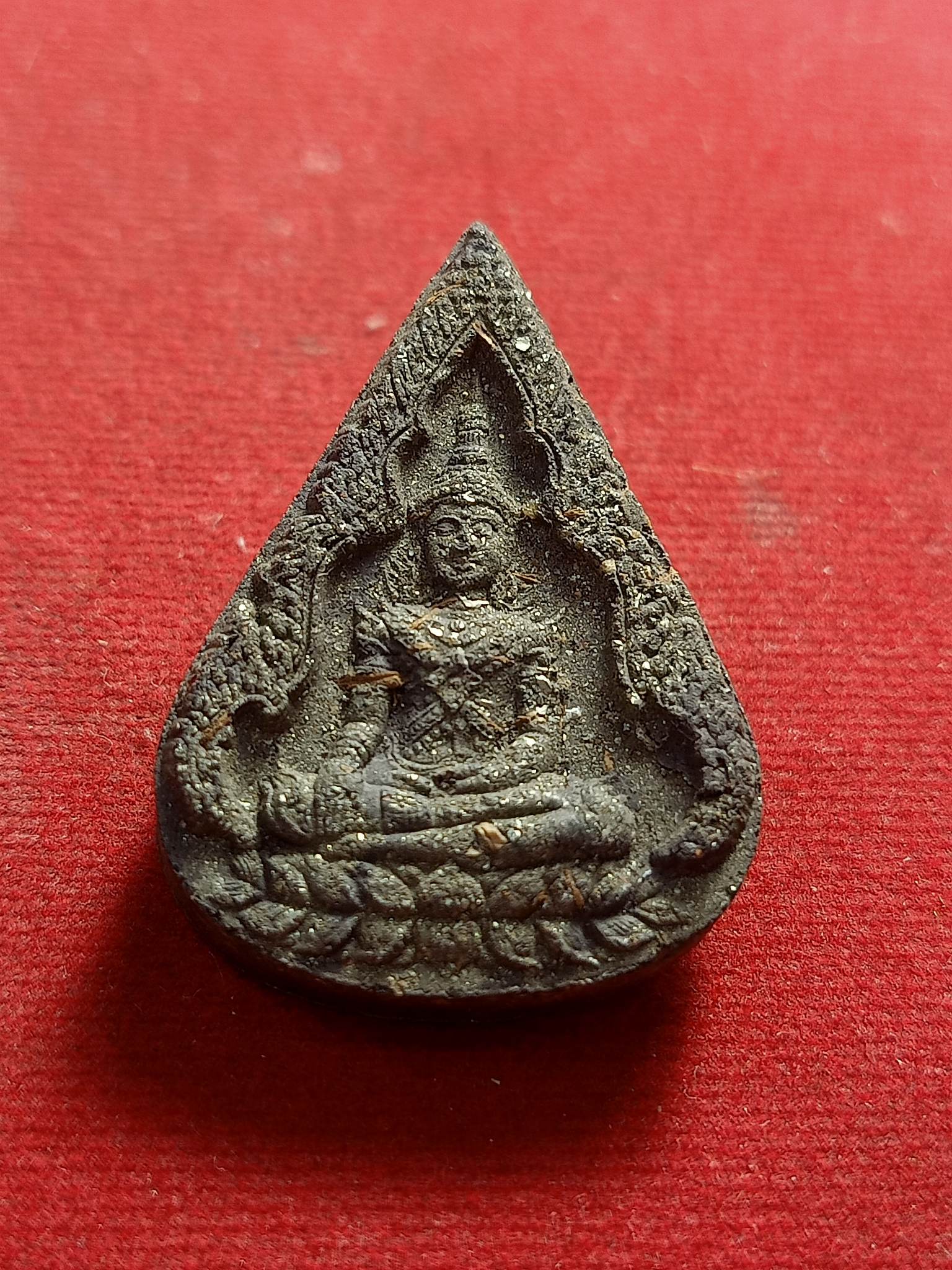 พระพุทธทรงเครื่อง เนื้อผงว่าน หลัง ยันต์ตุ๊กตา(SKU-01500)