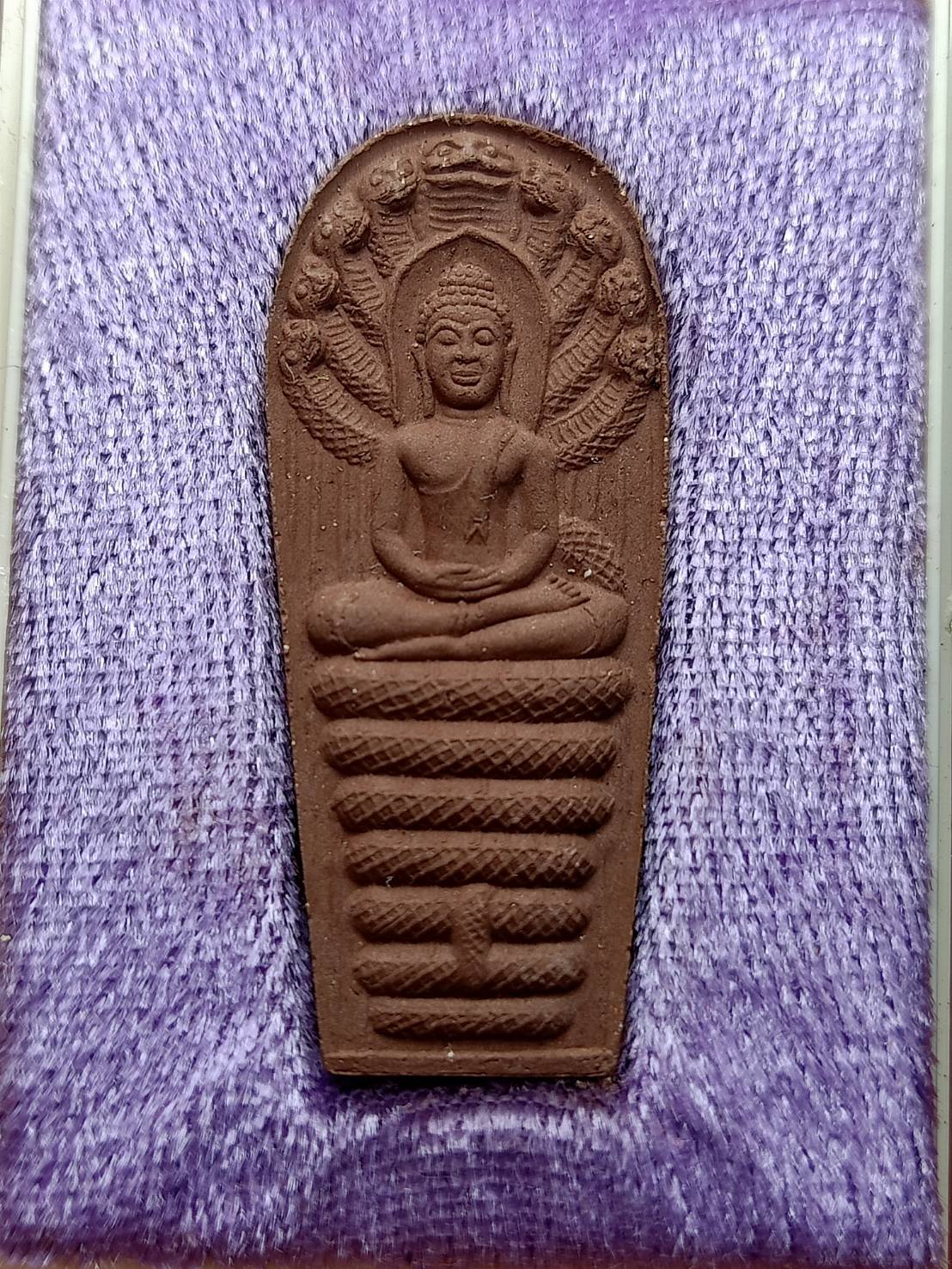 พระเนื้อผงพระนาคปรกเก้าเศียรวัดสามจีน (วัดไตรมิตรวิทยาราม) เขตสัมพันธวงศ์ กรุงเทพ ปี 2541 พร้อมกล่อง (SKU-07853)