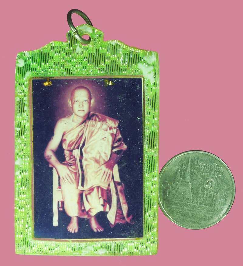 *39140 รูปหลังตะกรุด เลี่ยมพลาสติกเก่าวินเทจ ไม่ทราบที่และปีสร้าง 3