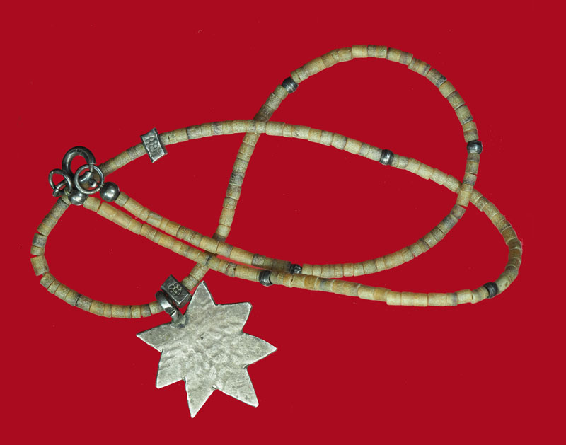 *30729 สร้อยเขาแกะเป็นลูกปัดร้อยเจาะรู คั่นด้วยเงิน ห่วงเงิน เป็นของสะสม ยาว 14 นิ้ว 16