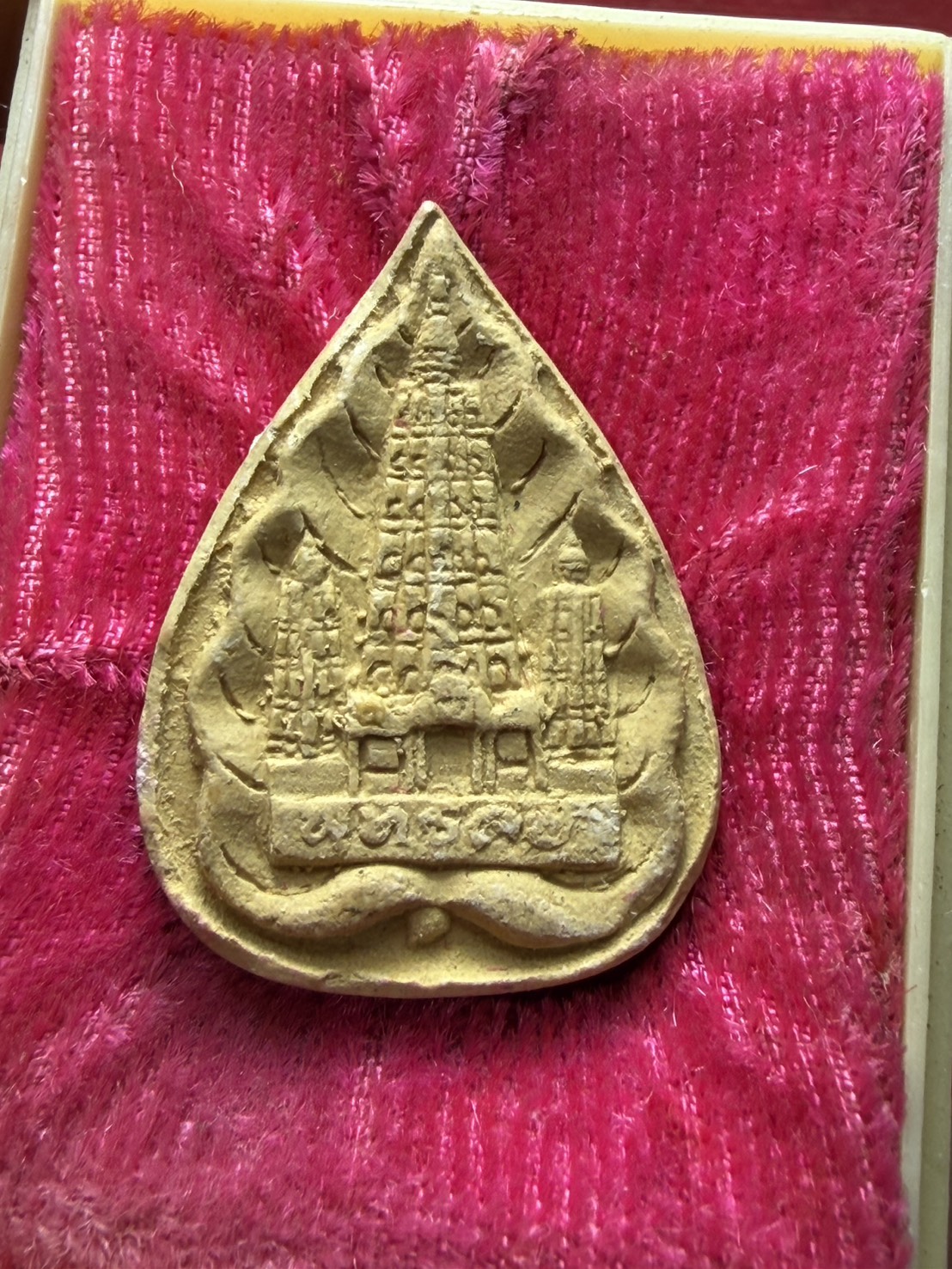 พระผงใบโพธิ์ พุทธคยา มฤคทายวัน วัดมหาธาตุ ปี 2519 พร้อมกล่อง (หลวงปู่แหวน ปลุกเสก) (SKU-13339)