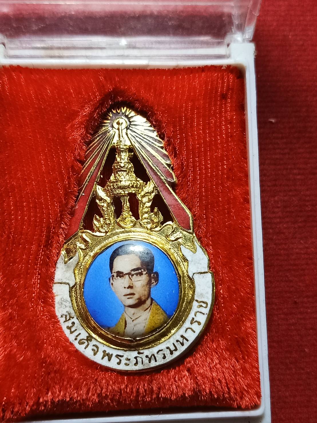 เข็มกลัด ร.9 หลังลายเซ็นต์ พร้อมกล่อง (SKU-06302)