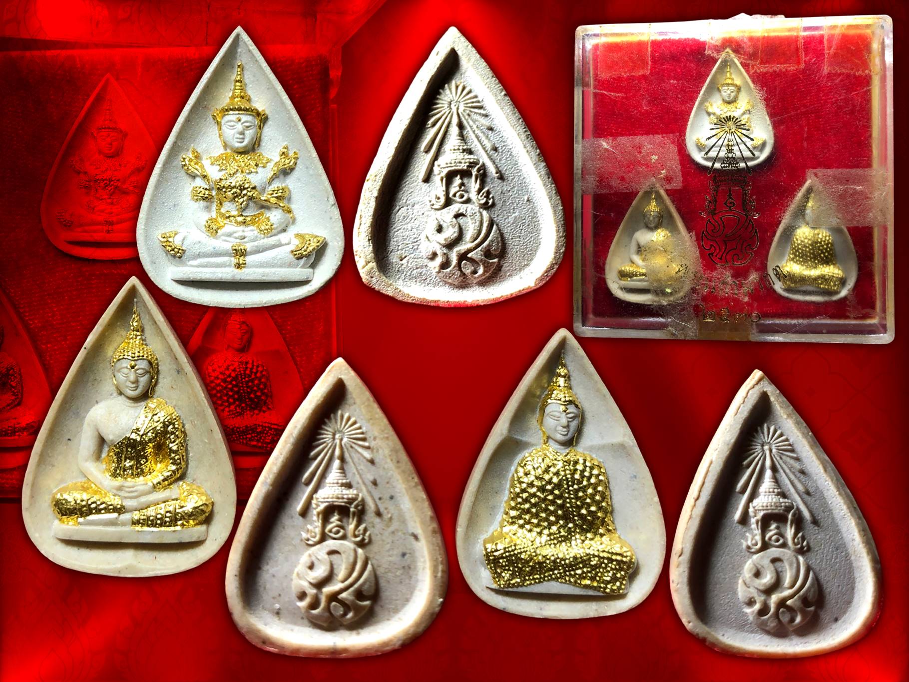พระแก้วมรกต ภปร. วัดบวรนิเวศวิหาร ปี 2530 เนื้อผงปัดทอง 3 องค์ 3 ฤดู กล่องเดิม พิธีมหาพุทธาภิเษก ณ วัดพระศรีรัตนศาสดาราม พร้อมกับพระกริ่งปวเรศ ปี 2530