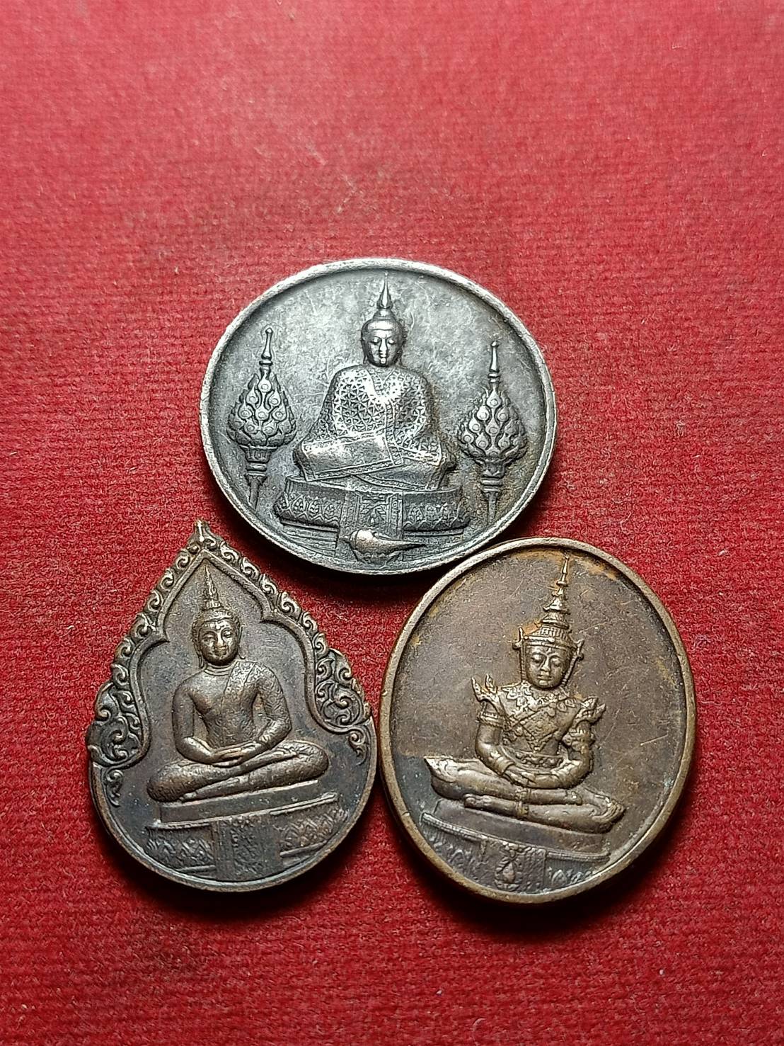 เหรียญพระแก้วมรกต ครบ 3 ฤดู หลัง ภปร. รุ่นฉลอง 200 ปี กรุงรัตนโกสินทร์ ปี2525 วัดพระศรีรัตนศาสดาราม กทม (SKU-05471)