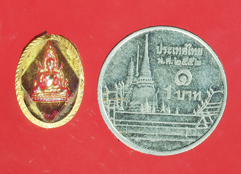 29260 ล็อกเก็ตพระพุทธชินราช เลี่ยมแปะขอบทอง ไม่ทราบปีสร้าง 54