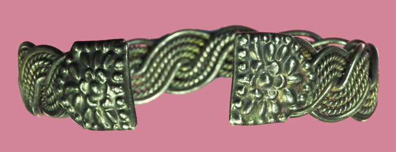 *40369 กำไรมือ มีขนาดเปรียบเทียบกับเหรียญ 1 บาท รัชกาลปัจจุบัน มีน้ำหนัก 29.5 กรัม เนื้อเงิน 17