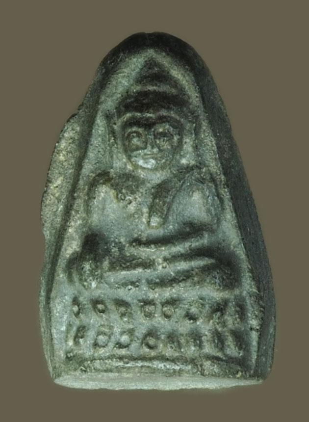 *40452 พระชัยวัฒน์ครึ่งซีก(พิมพ์วัดแหลมฟ้าผ่า) เจ้าคุณศรีฯ วัดสุทัศน์ ปี2495 เนื้อผงใบลาน 9.1