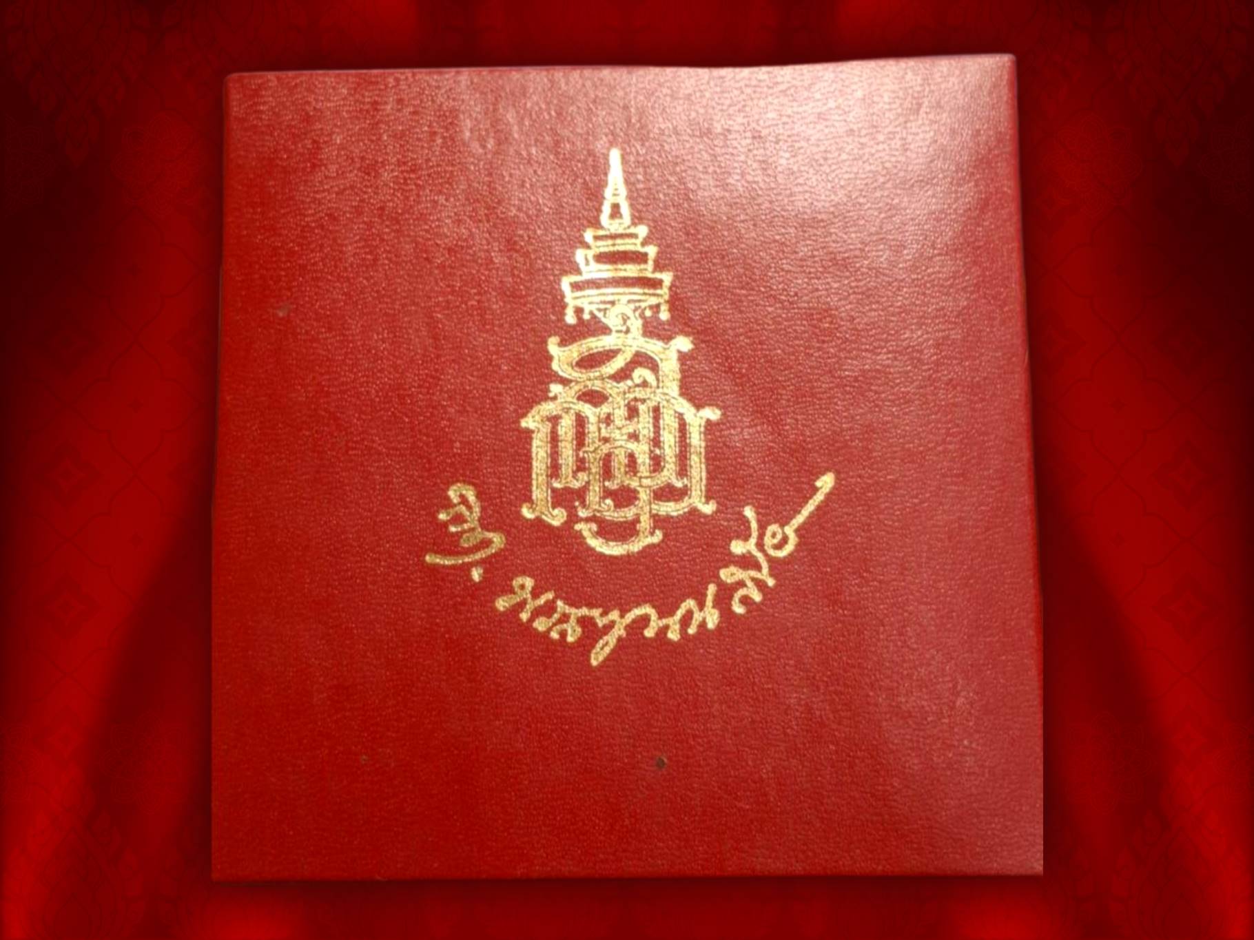 พระกริ่งไพรีพินาศ ญสส. วัดบวรนิเวศวิหาร เนื้อนวะโหละ และเนื้อเงิน1 คู่ ประดิษฐานพระนามย่อ ญสส. ใต้ฐานตอกโค๊ต ญสส. บนรูปช้าง ซึ่งเป็นสัญลักษณ์ประจำพระองค์ มีคราบแป้งเจิมเดิมๆติดตามซอก งามมากๆ สร้างปี 2533